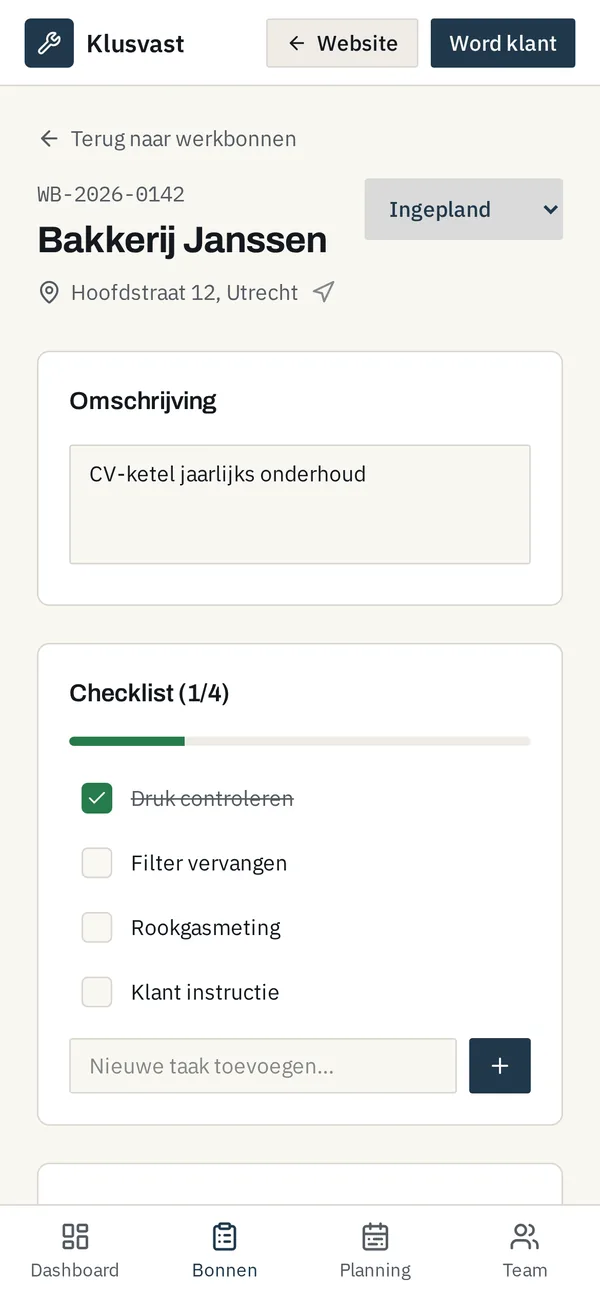 Klusvast op een telefoon met de werkbon van de monteur